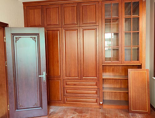 淮安中式家庭装修里定制的实木衣柜效果图